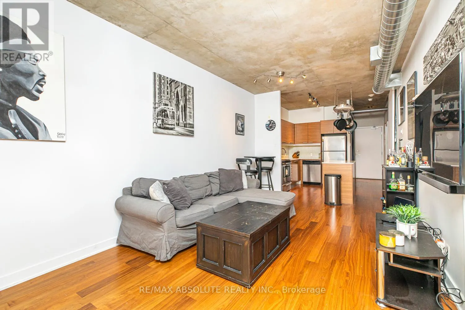 422 - 349 MCLEOD STREET