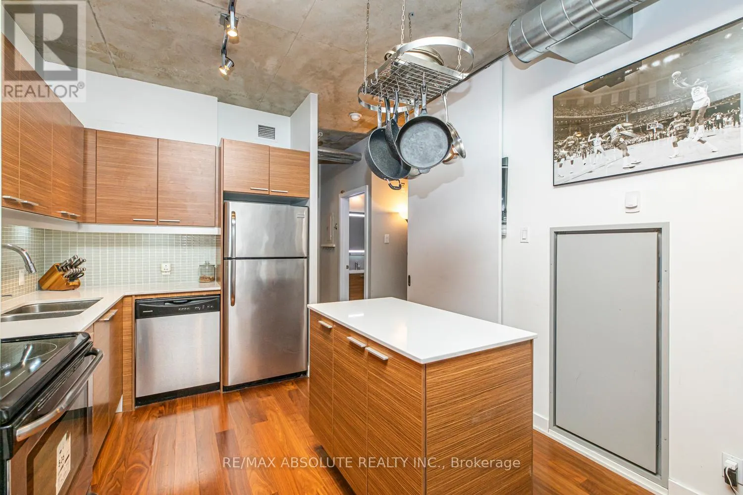 422 - 349 MCLEOD STREET