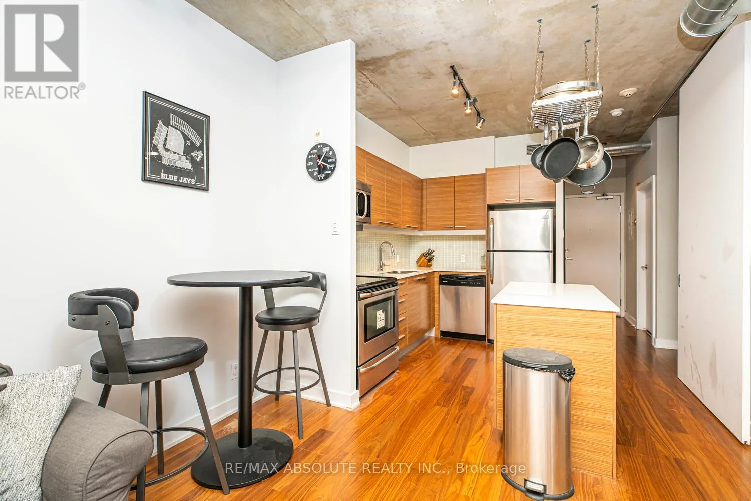 422 - 349 MCLEOD STREET