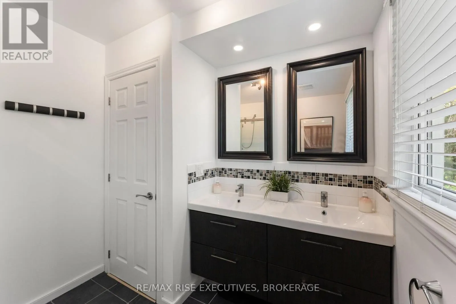 115 FAIRWAY HILL CRESCENT