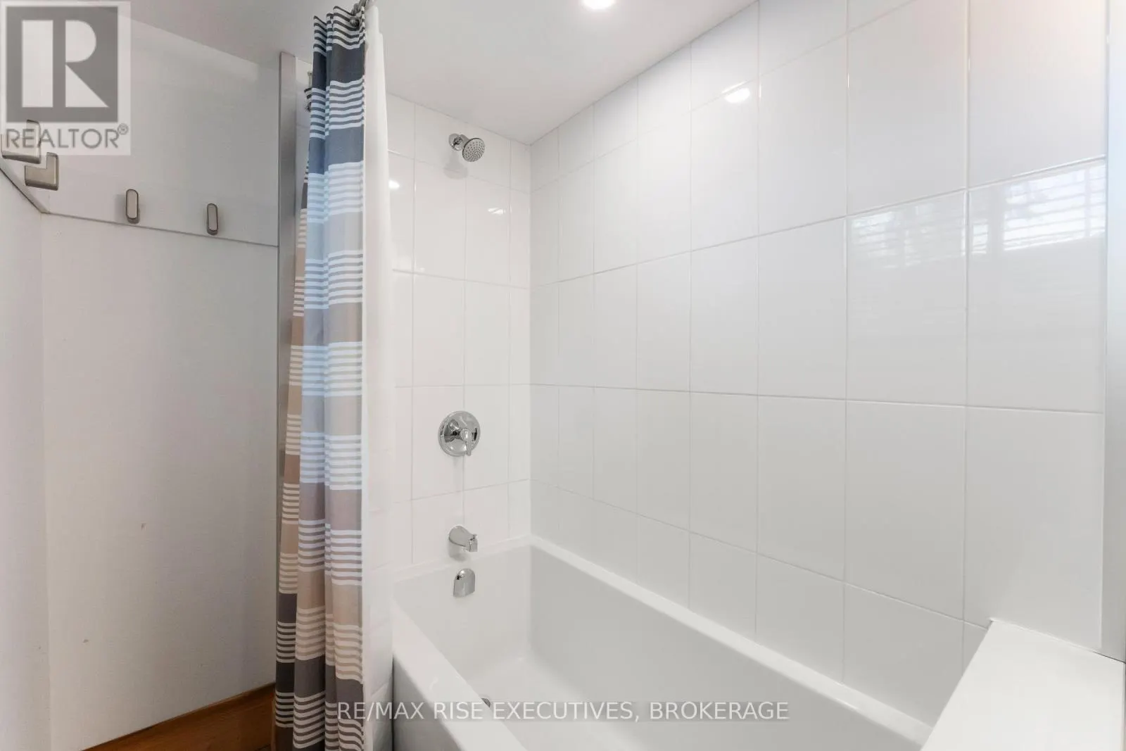 115 FAIRWAY HILL CRESCENT