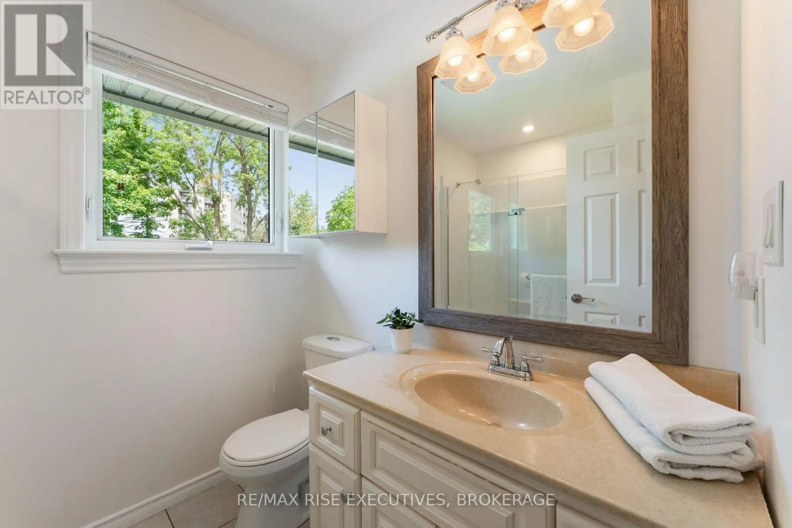 115 FAIRWAY HILL CRESCENT