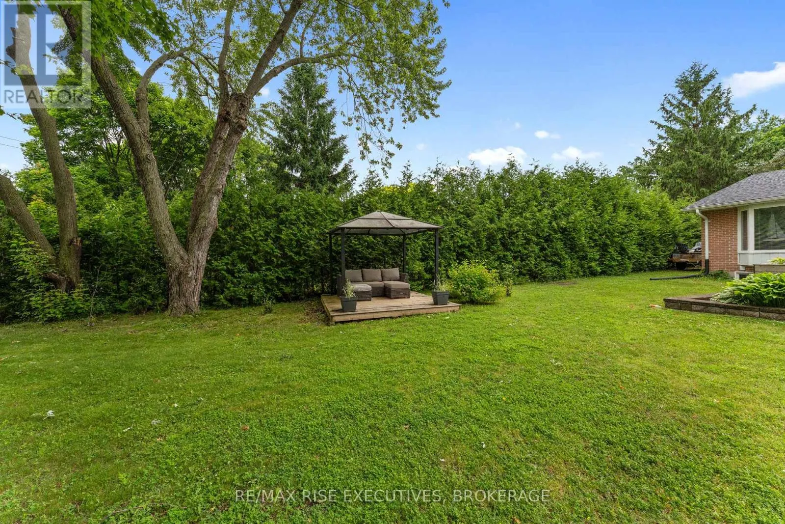 115 FAIRWAY HILL CRESCENT