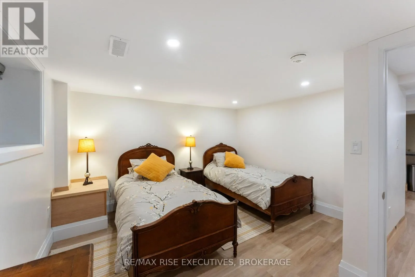 115 FAIRWAY HILL CRESCENT