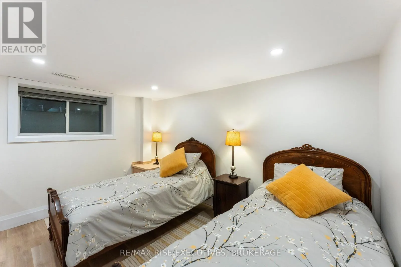 115 FAIRWAY HILL CRESCENT