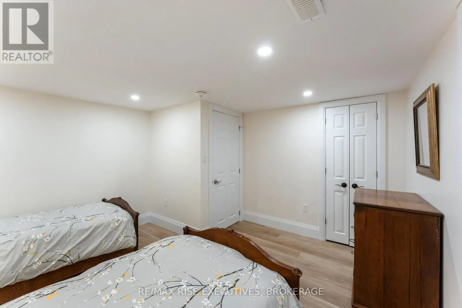 115 FAIRWAY HILL CRESCENT