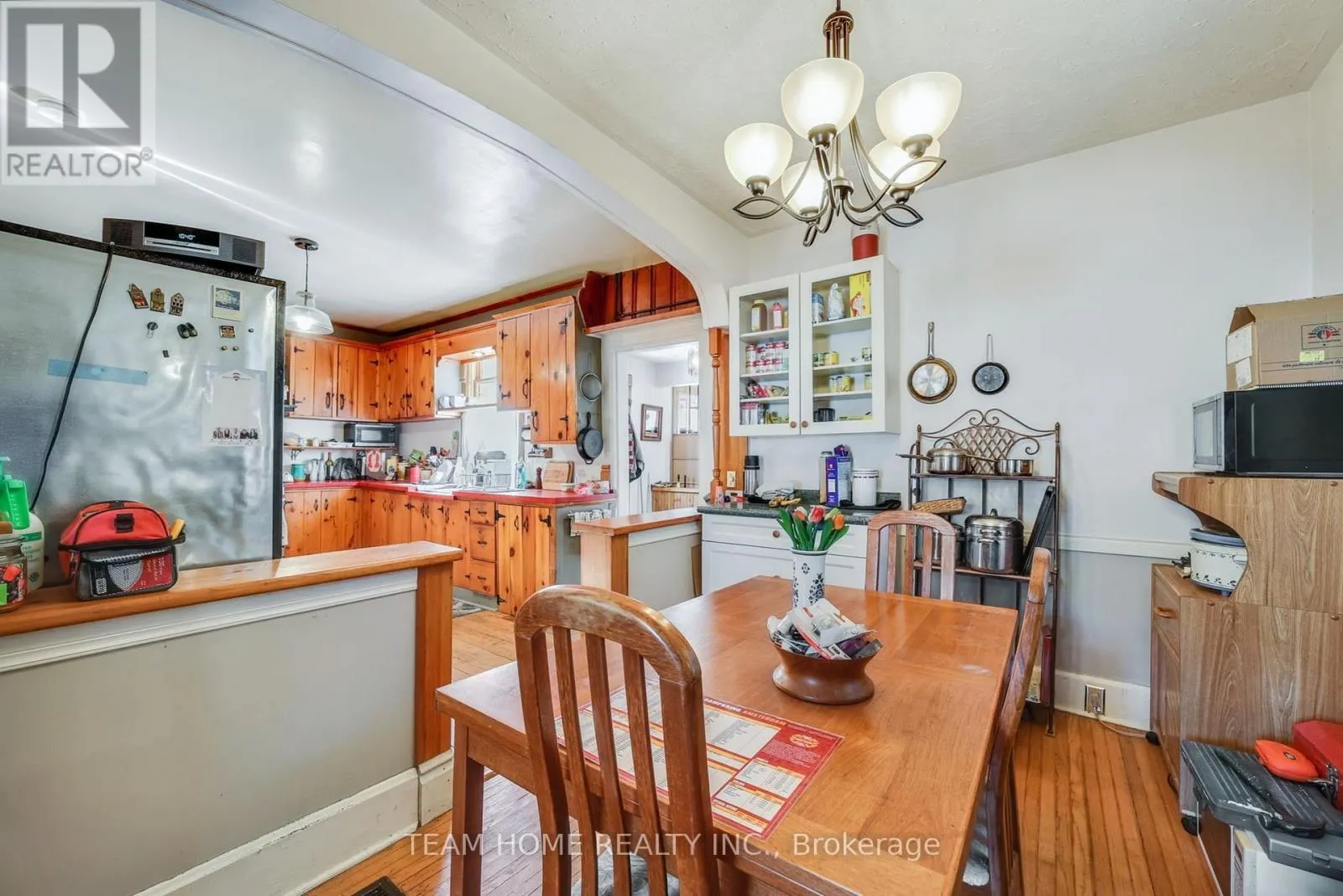 3 DUNDAS STREET E