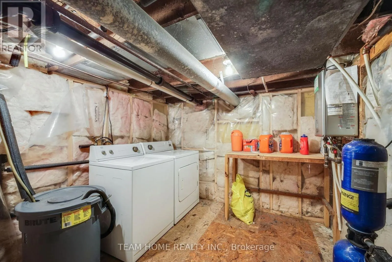 3 DUNDAS STREET E