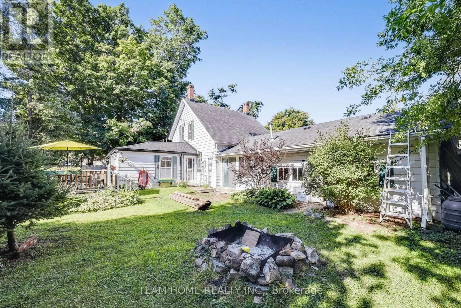 3 DUNDAS STREET E