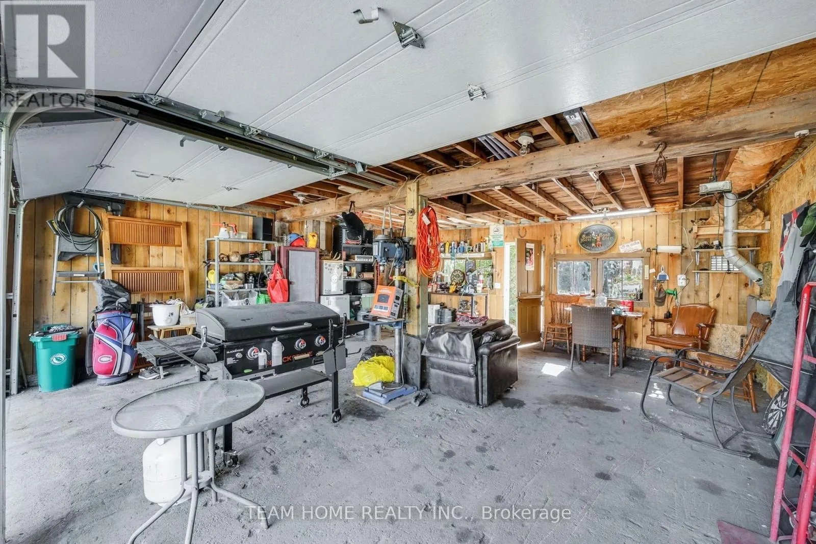 3 DUNDAS STREET E