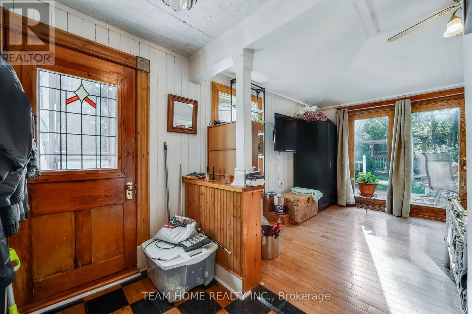 3 DUNDAS STREET E