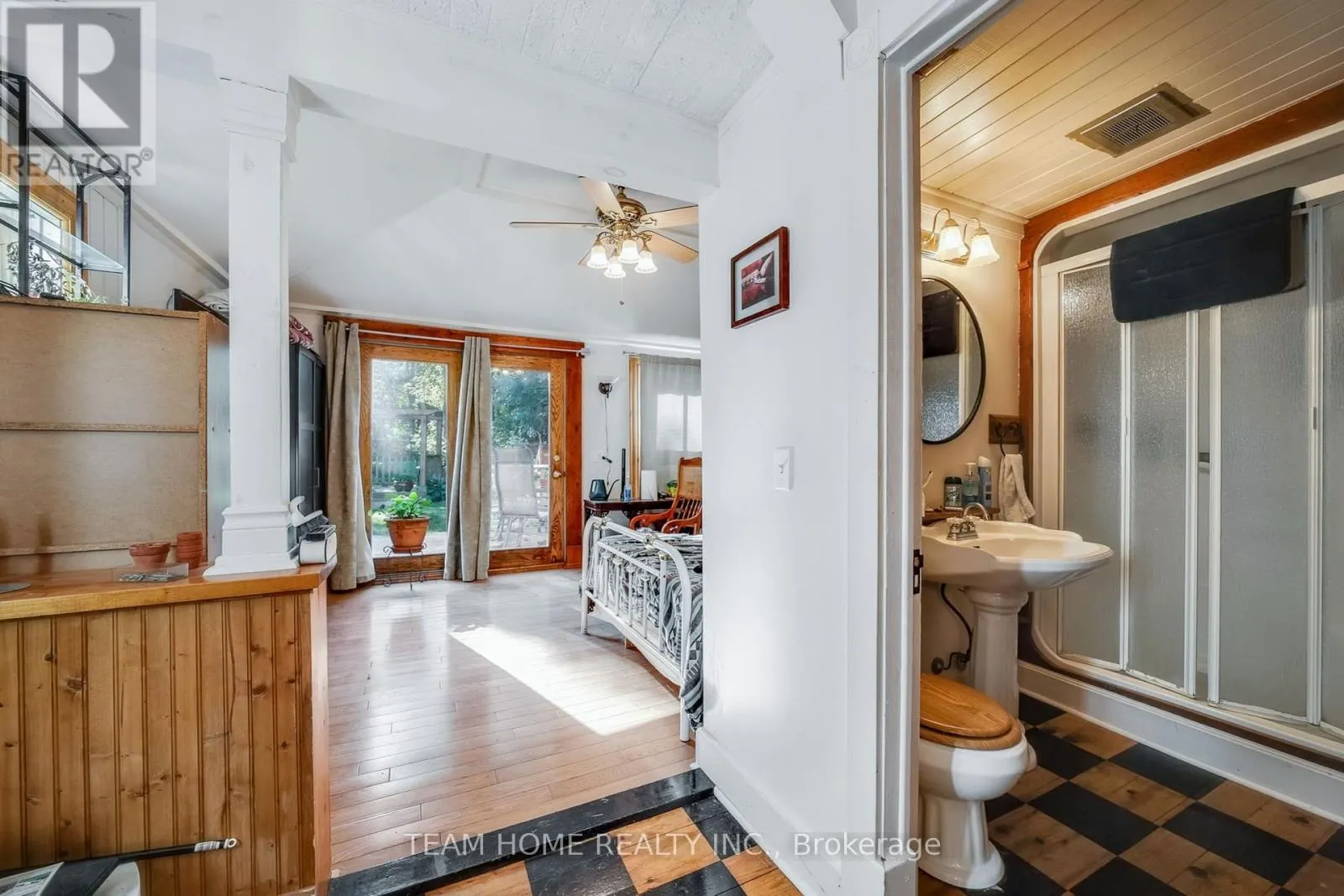 3 DUNDAS STREET E