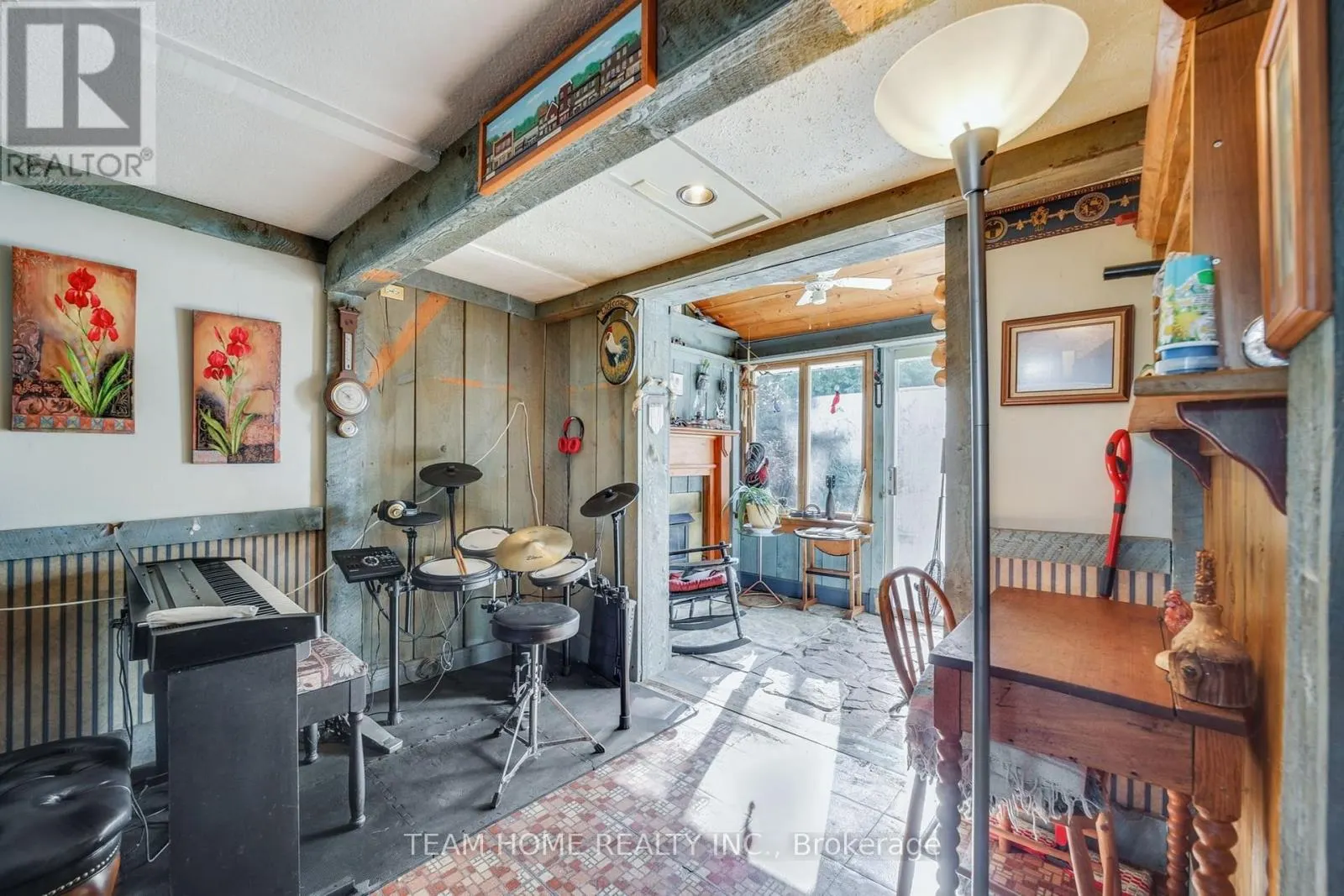 3 DUNDAS STREET E