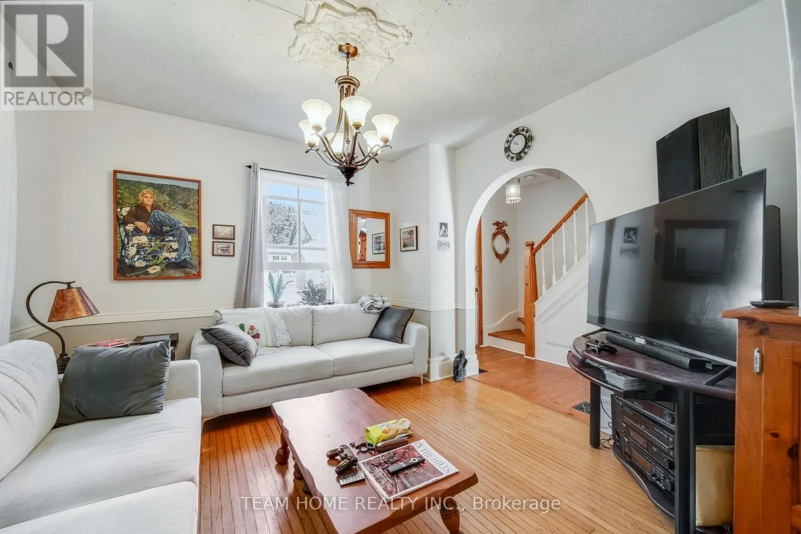 3 DUNDAS STREET E