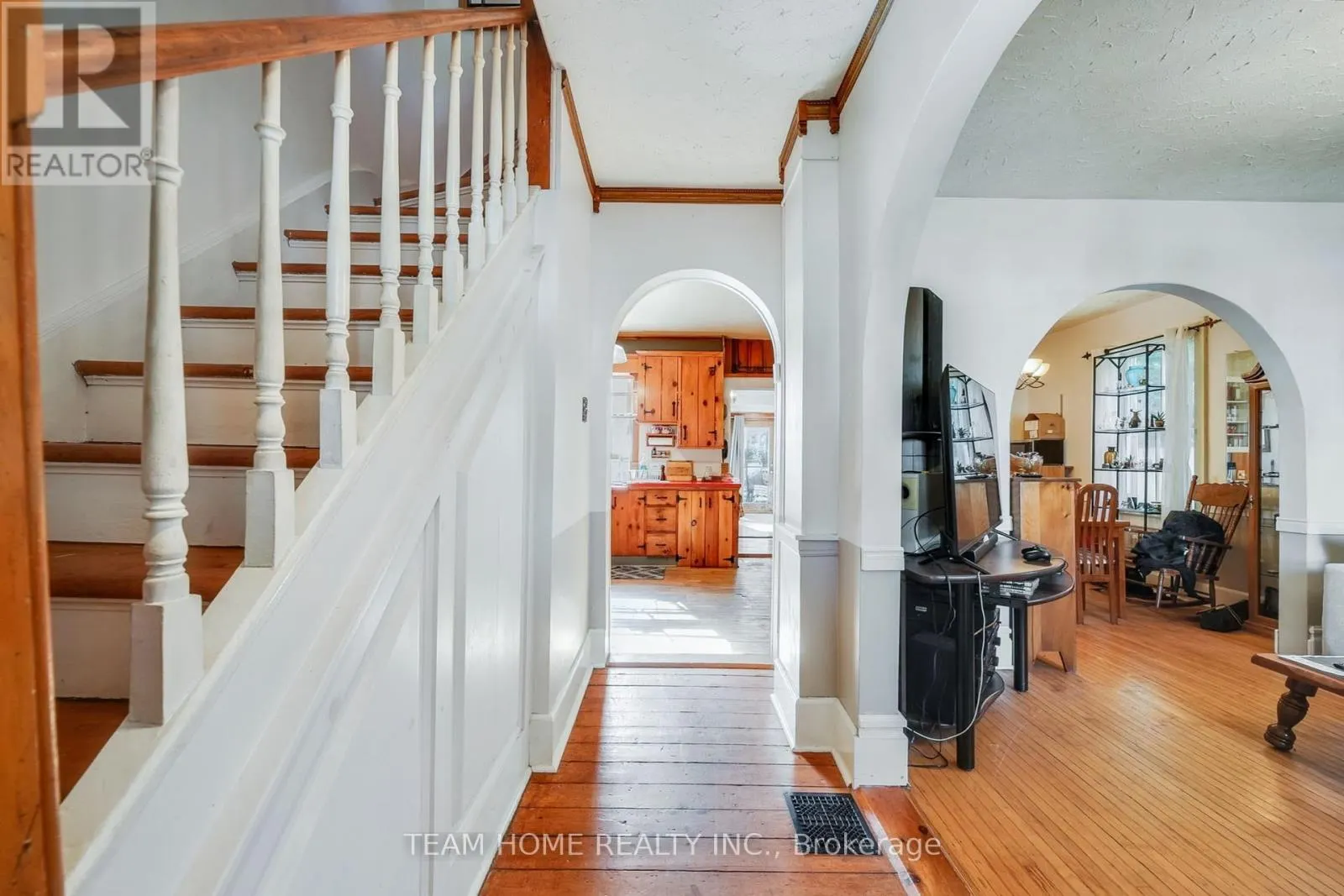 3 DUNDAS STREET E