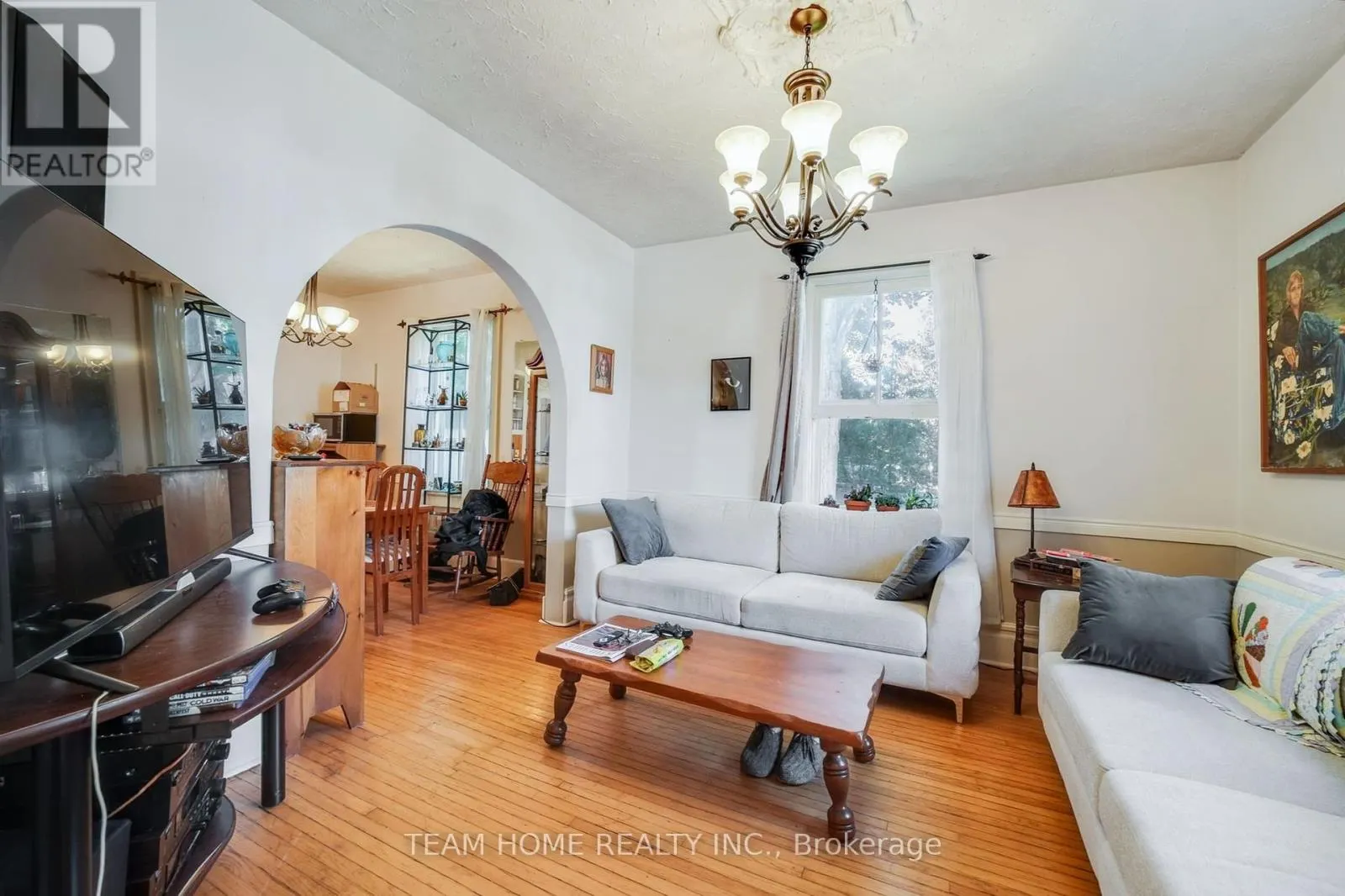 3 DUNDAS STREET E