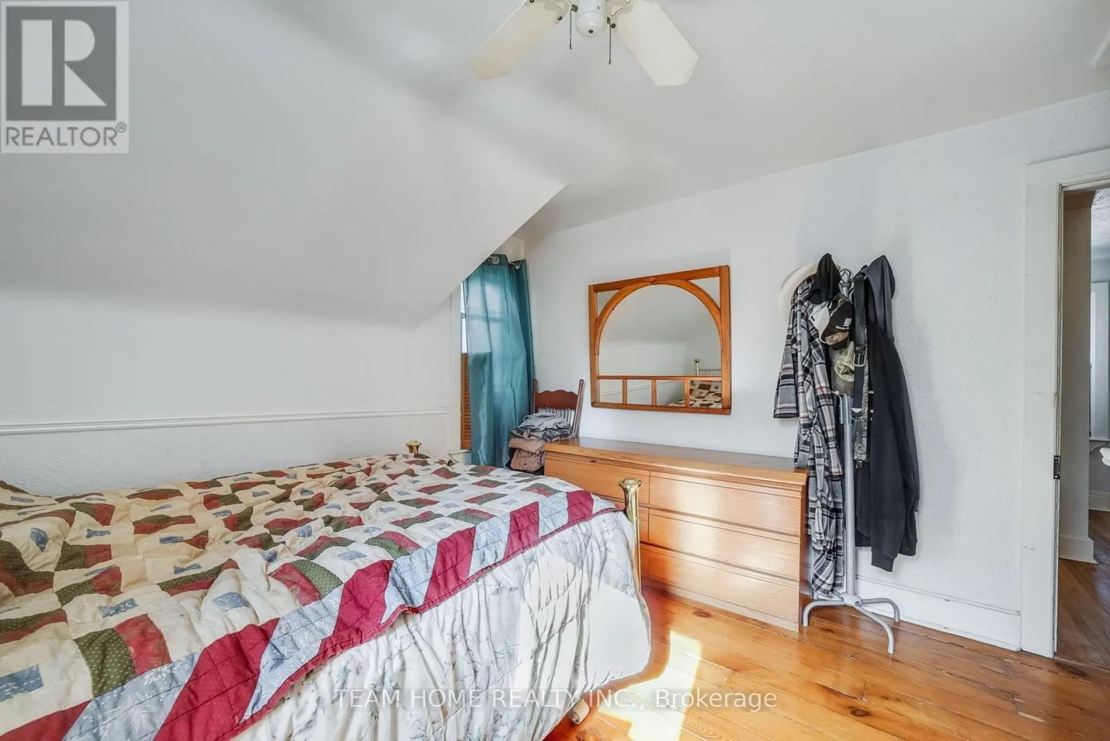 3 DUNDAS STREET E