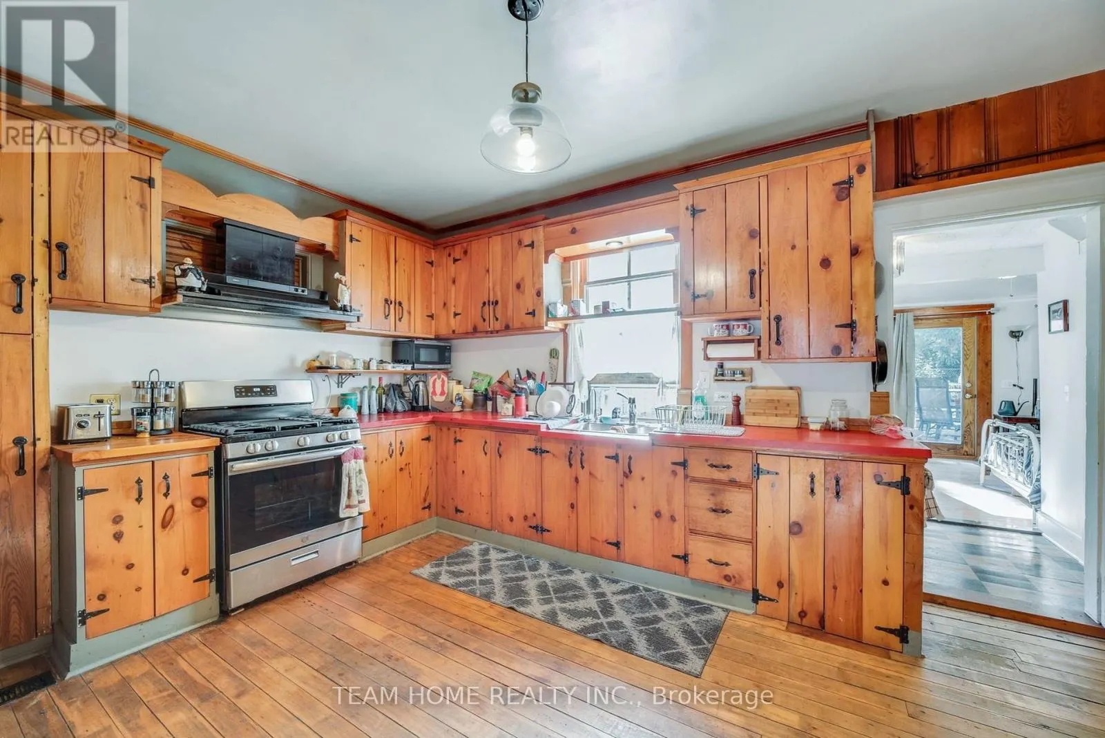 3 DUNDAS STREET E
