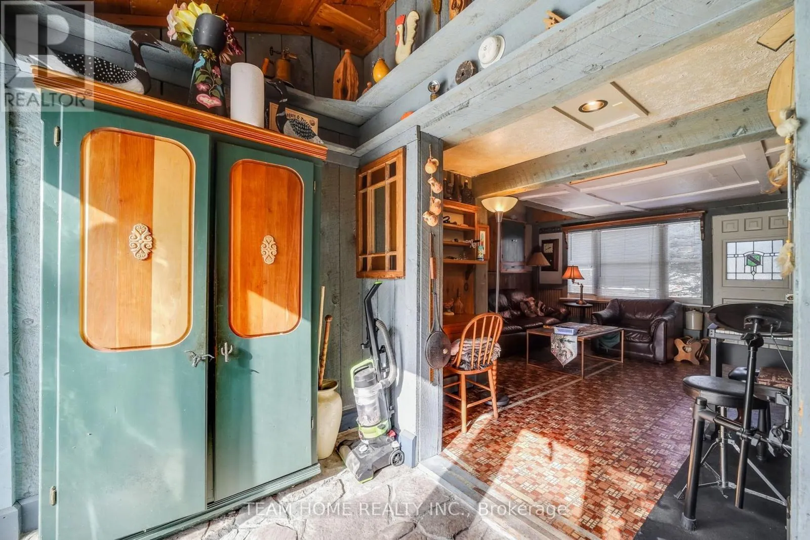 3 DUNDAS STREET E