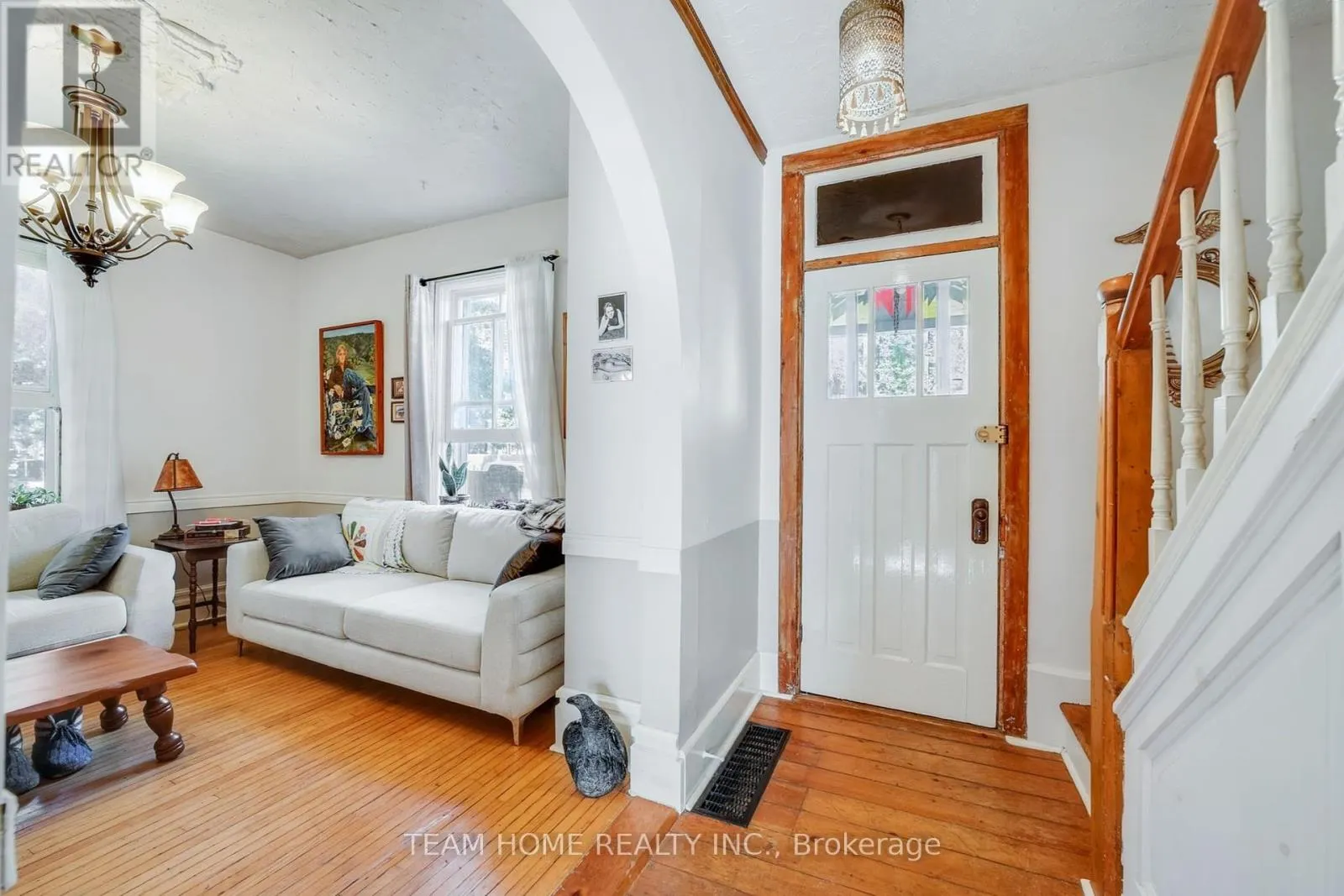3 DUNDAS STREET E