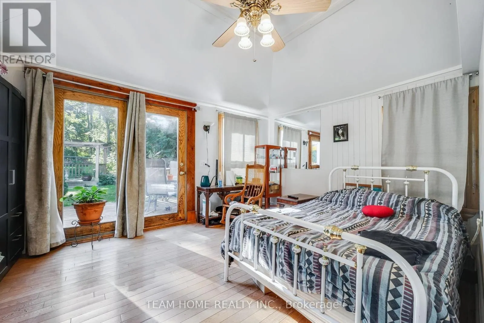3 DUNDAS STREET E