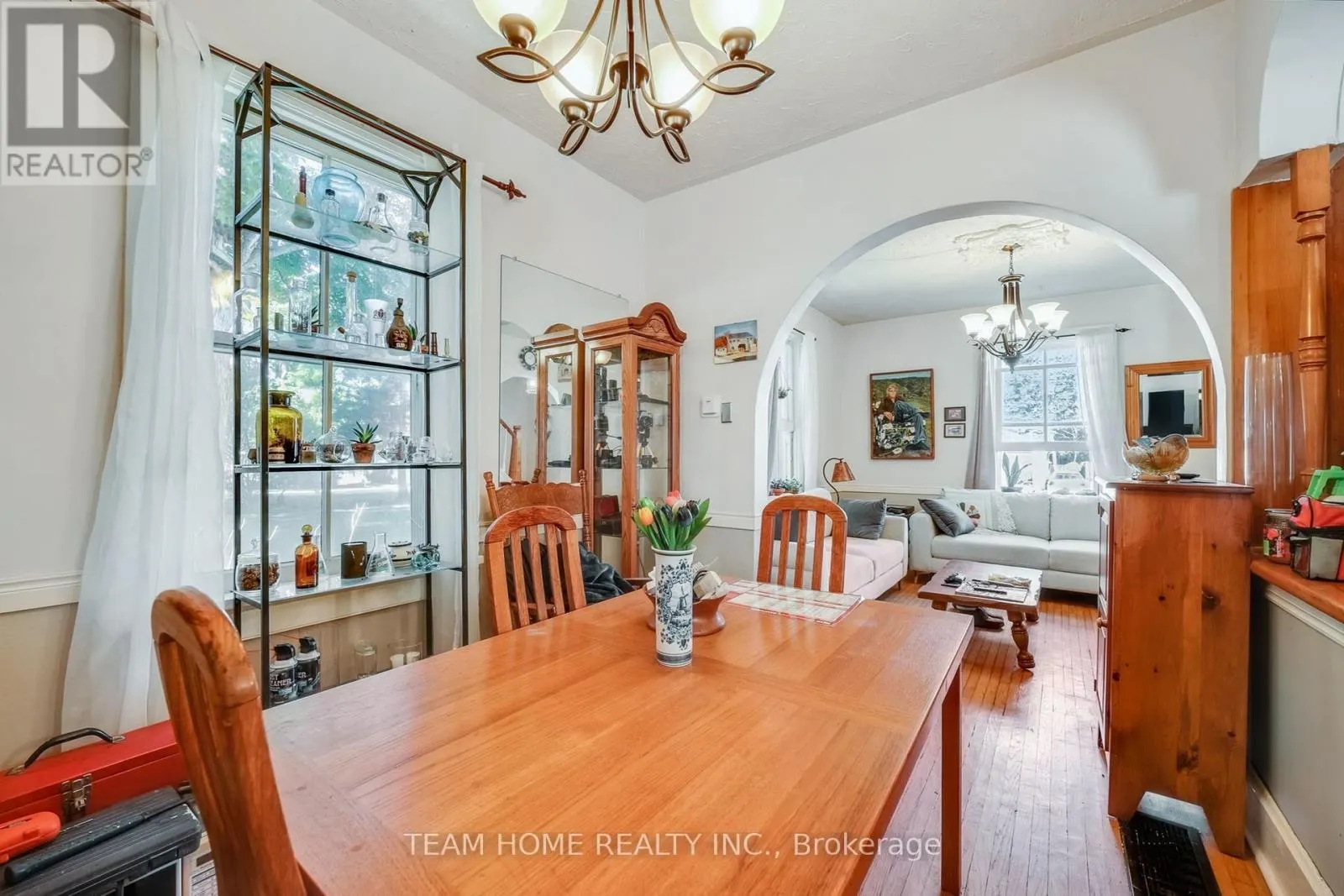 3 DUNDAS STREET E