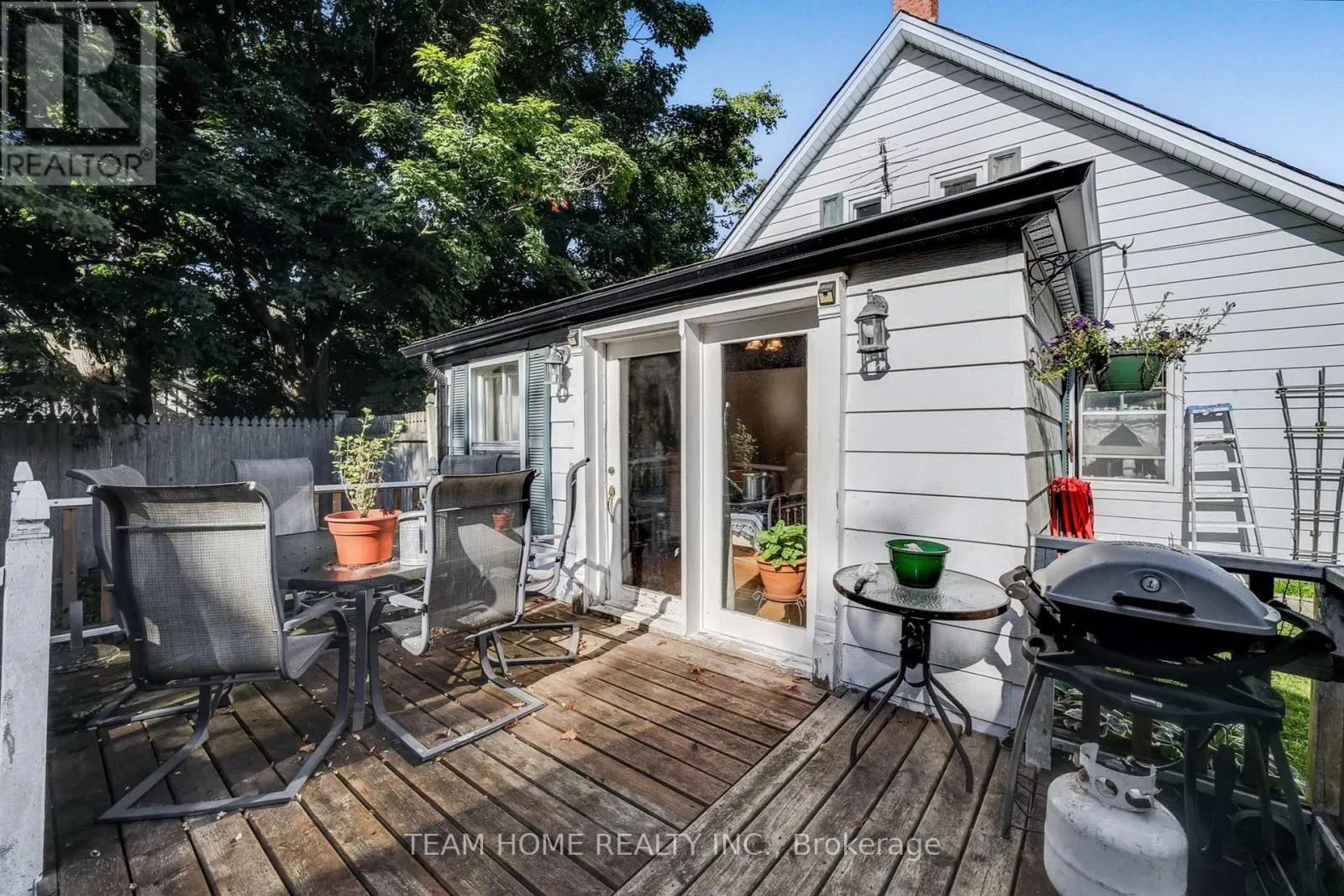 3 DUNDAS STREET E