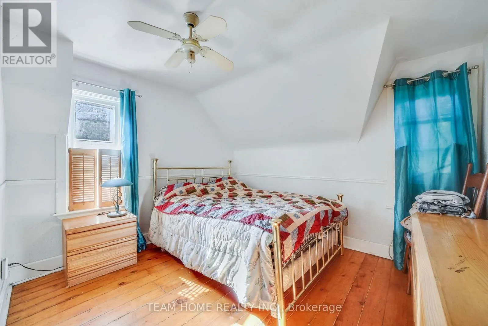 3 DUNDAS STREET E