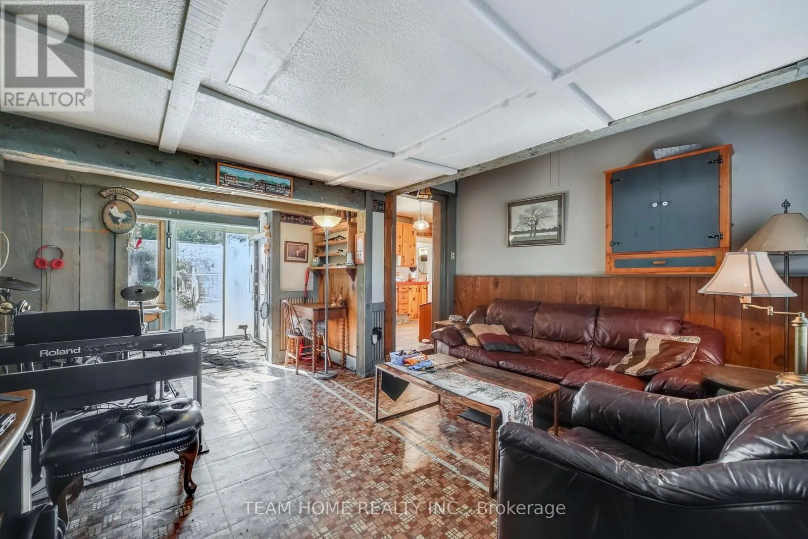 3 DUNDAS STREET E