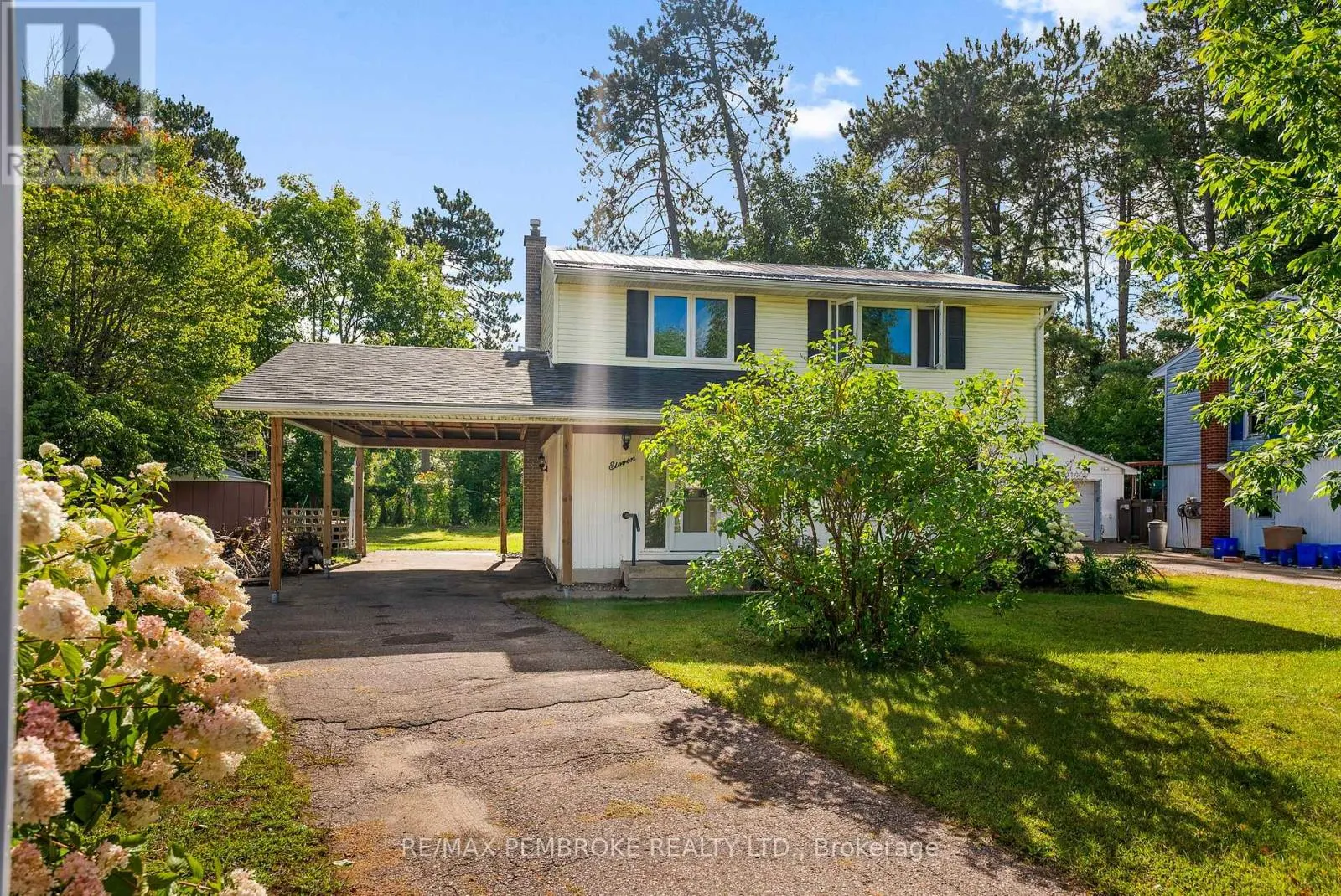 11 FRONTENAC CRESCENT