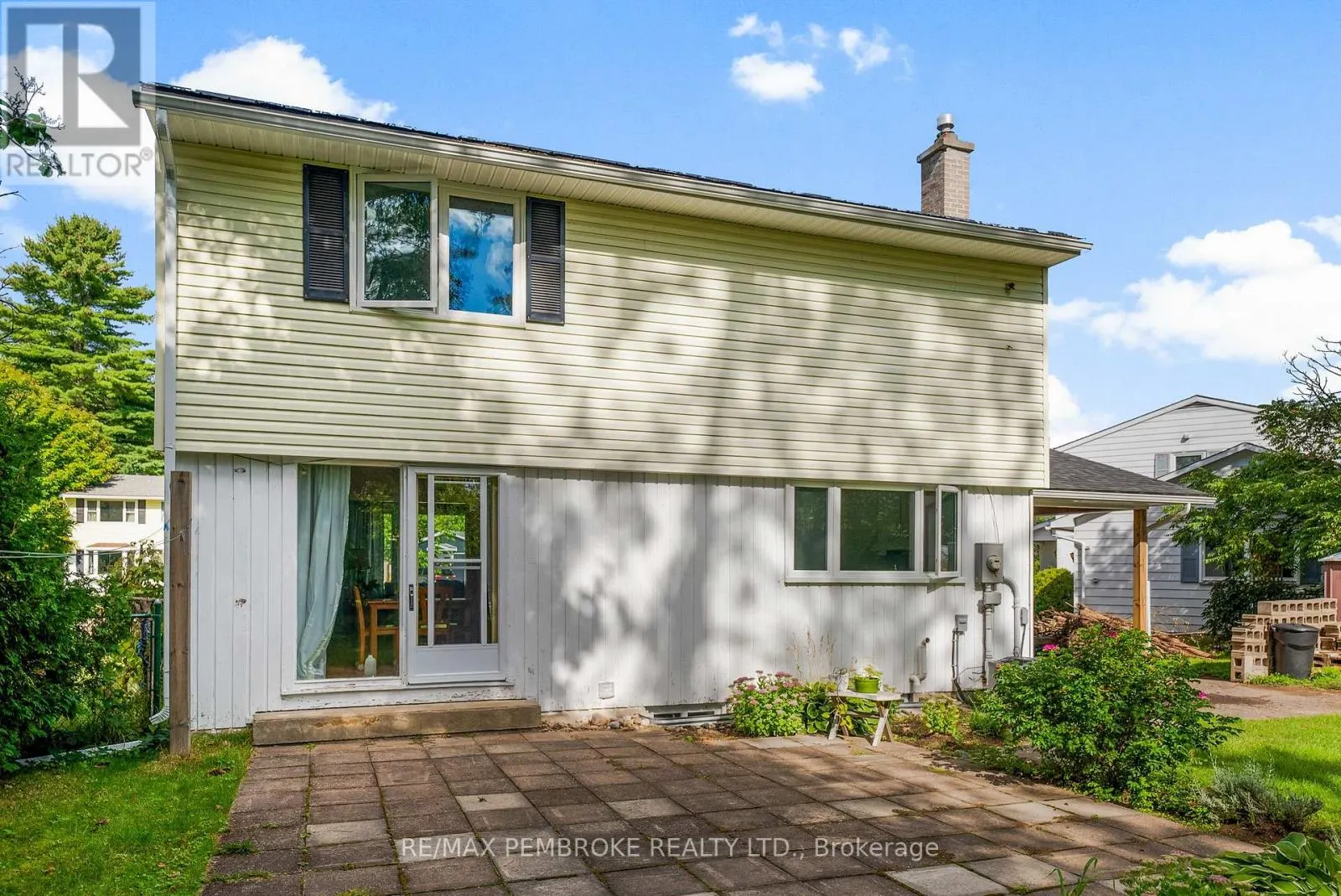 11 FRONTENAC CRESCENT