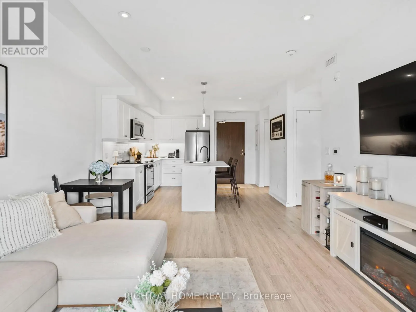 503 - 16 MARKLE CRESCENT