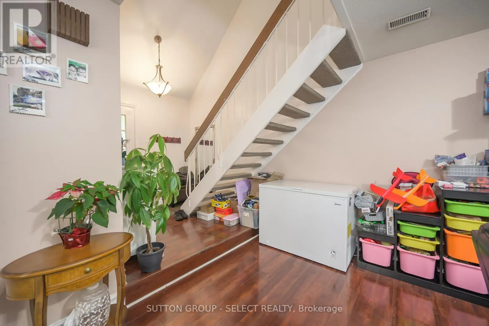 257 EDGEHILL CRESCENT