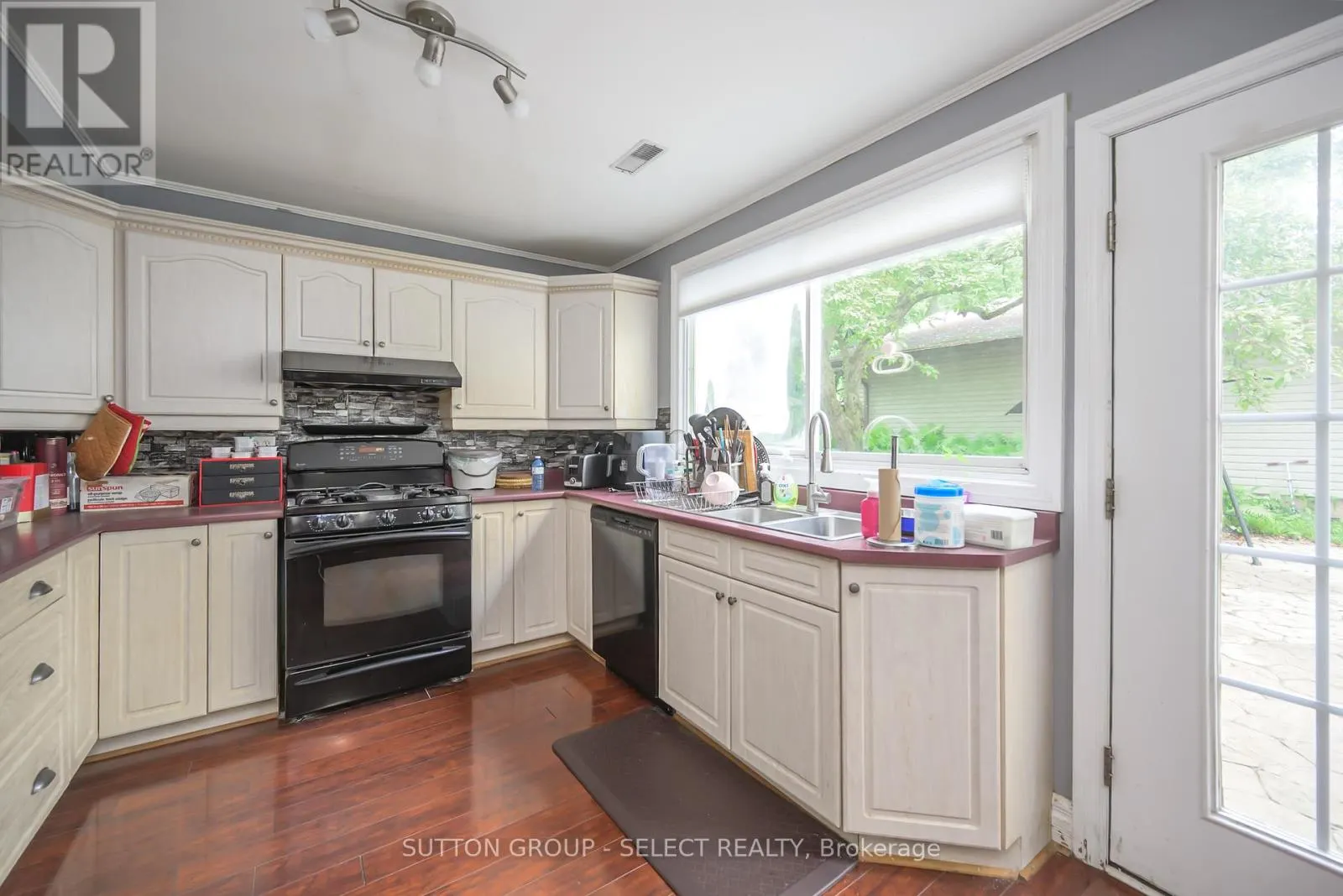 257 EDGEHILL CRESCENT
