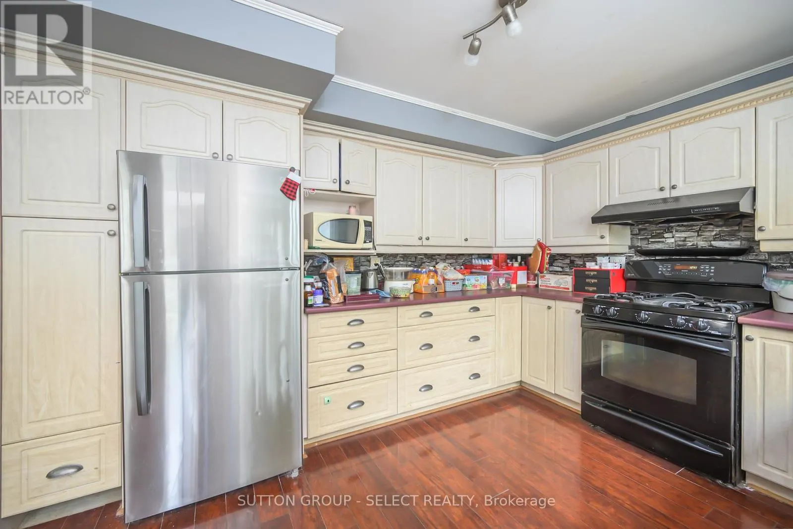 257 EDGEHILL CRESCENT