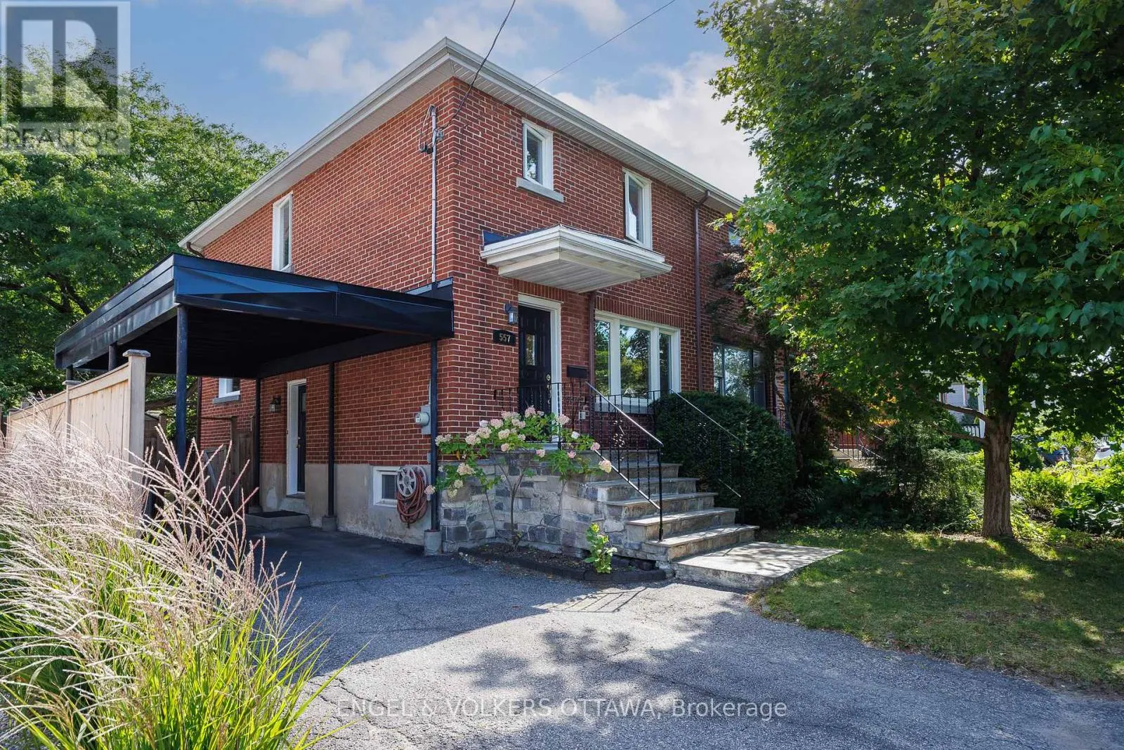 557 ROOSEVELT AVENUE