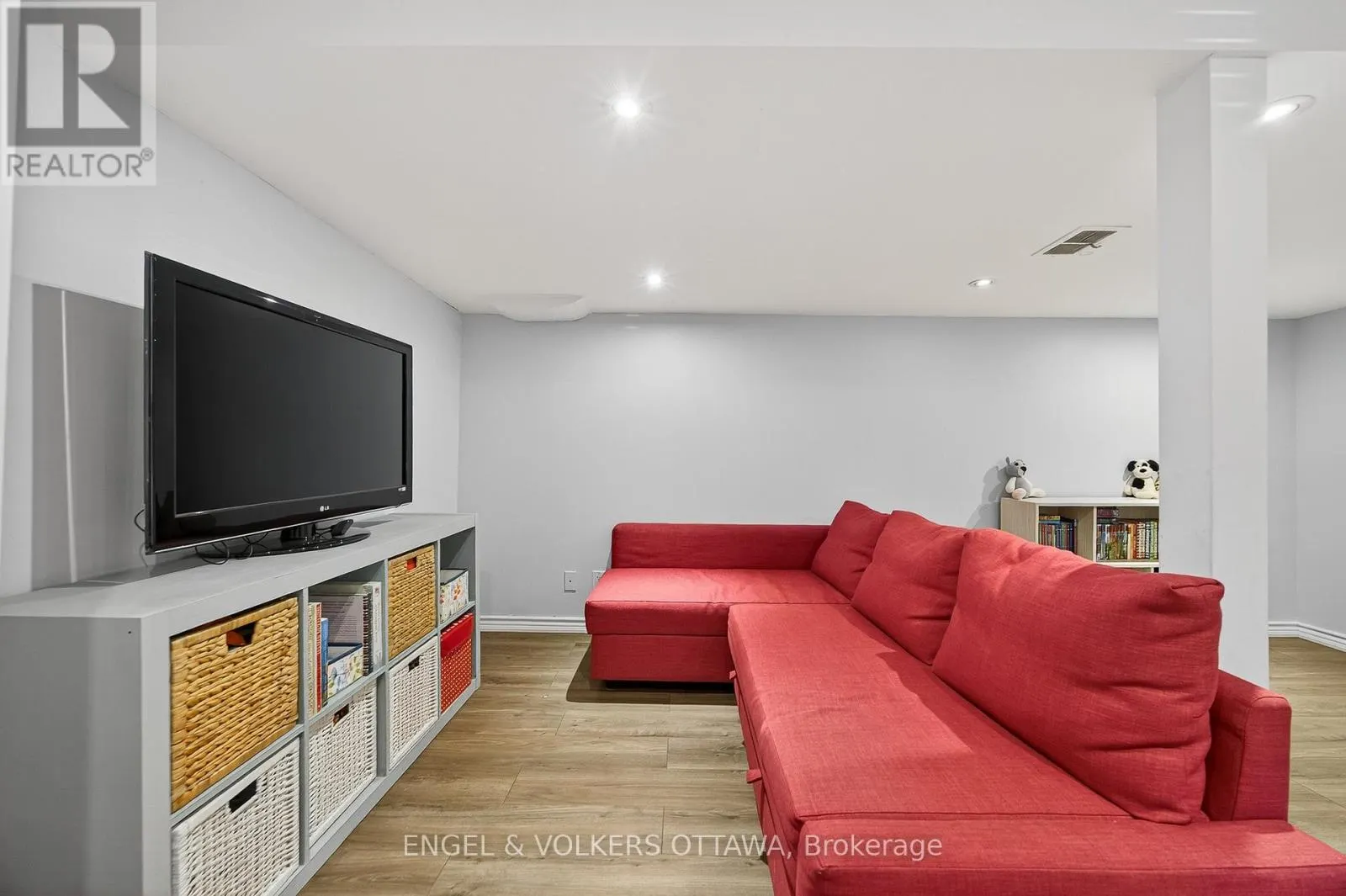 557 ROOSEVELT AVENUE