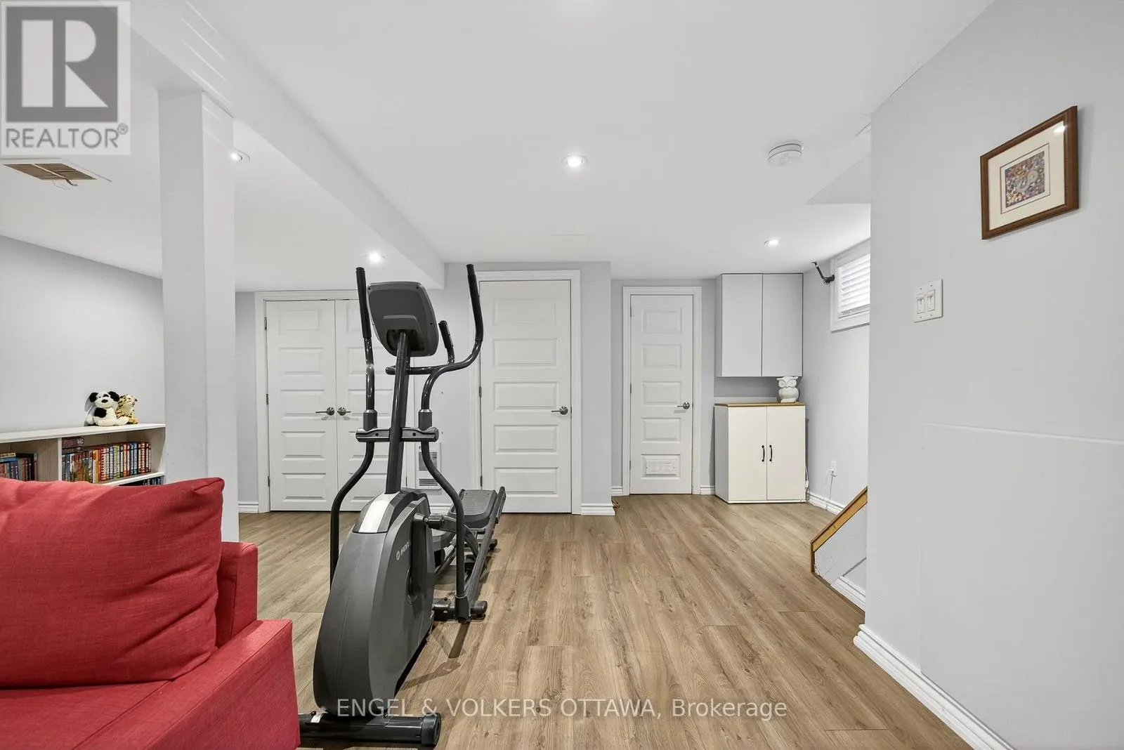 557 ROOSEVELT AVENUE