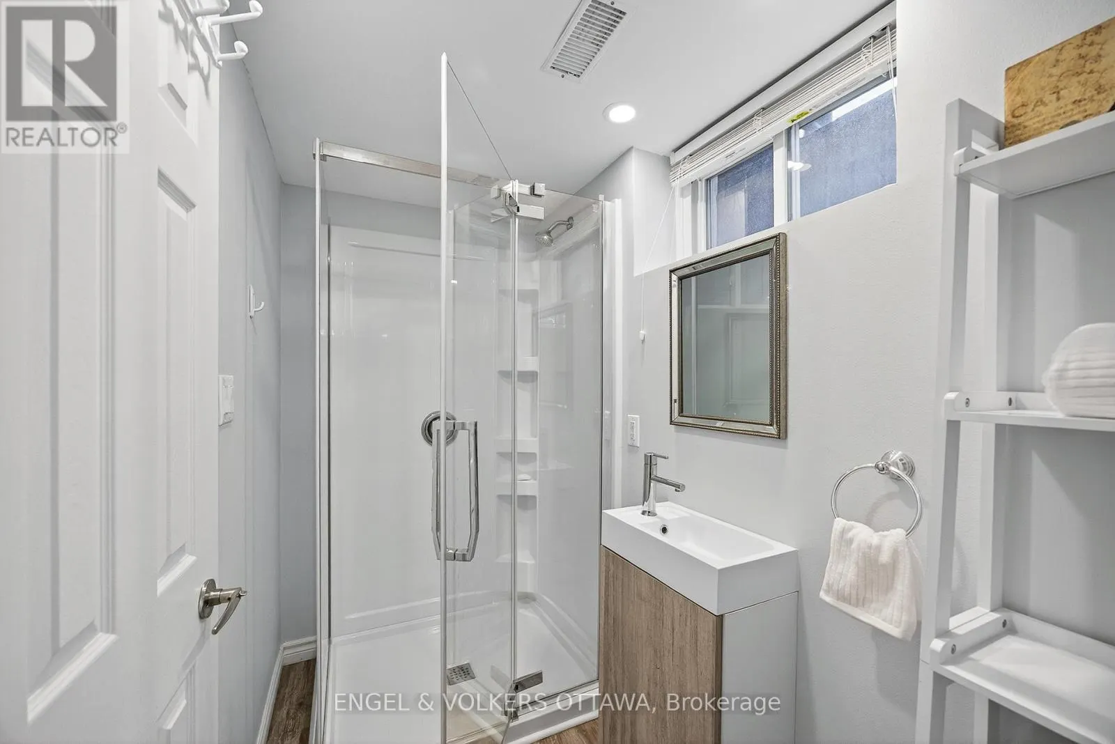 557 ROOSEVELT AVENUE