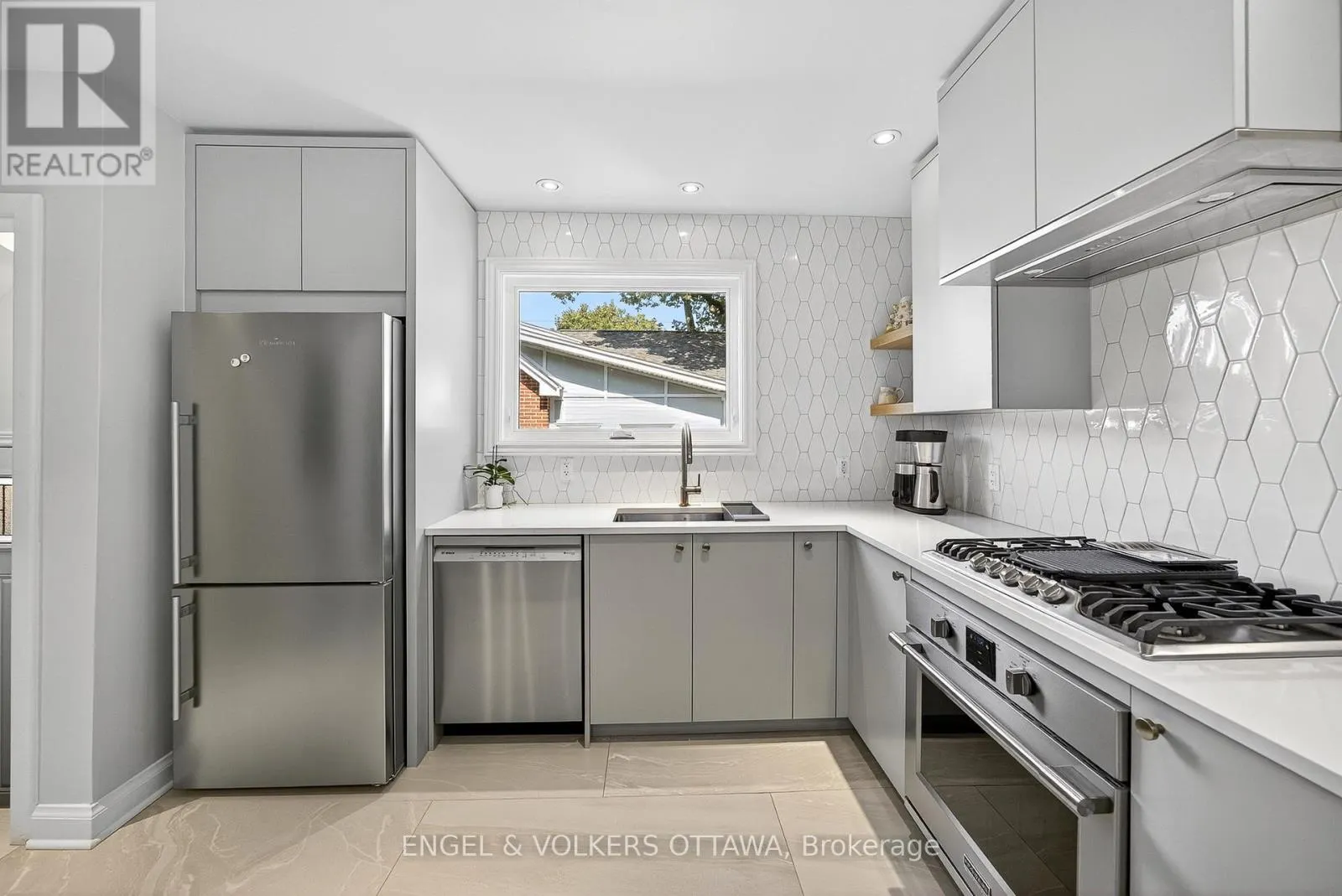 557 ROOSEVELT AVENUE