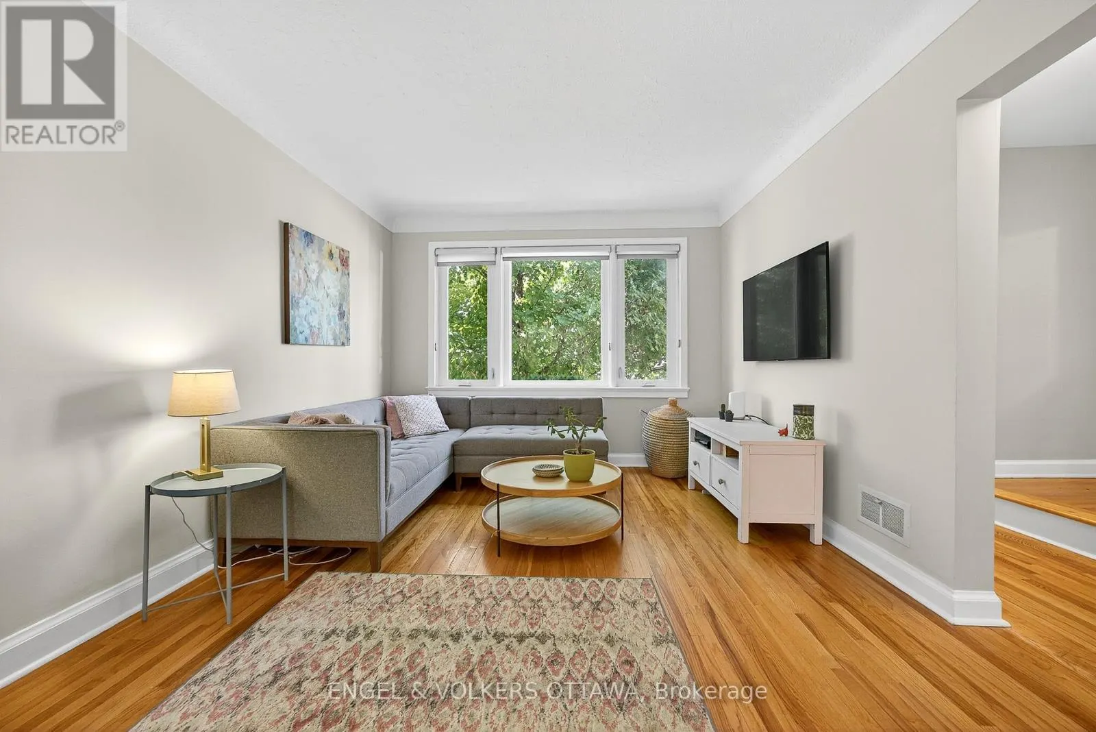 557 ROOSEVELT AVENUE
