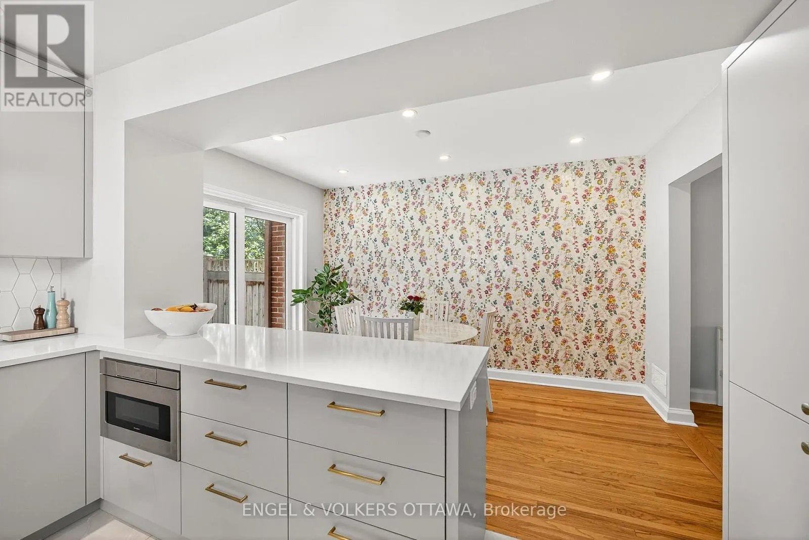 557 ROOSEVELT AVENUE