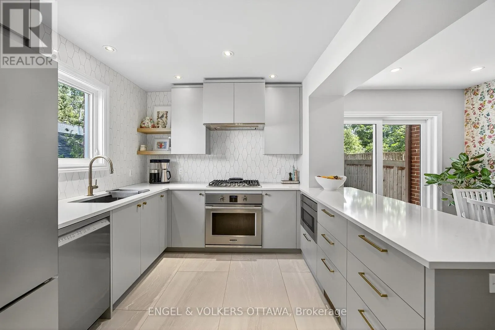 557 ROOSEVELT AVENUE