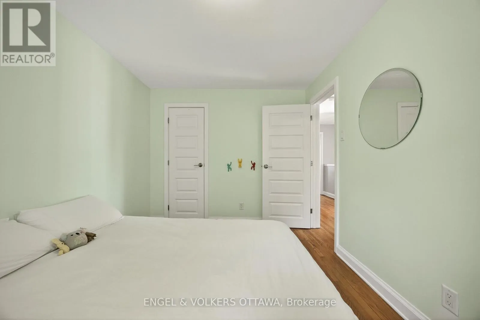 557 ROOSEVELT AVENUE