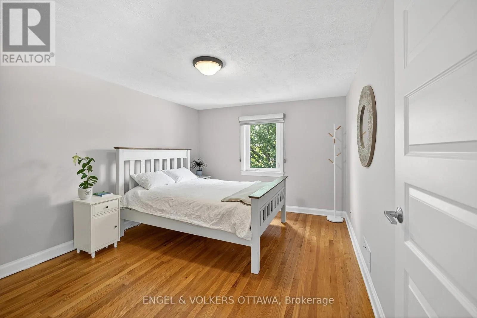 557 ROOSEVELT AVENUE