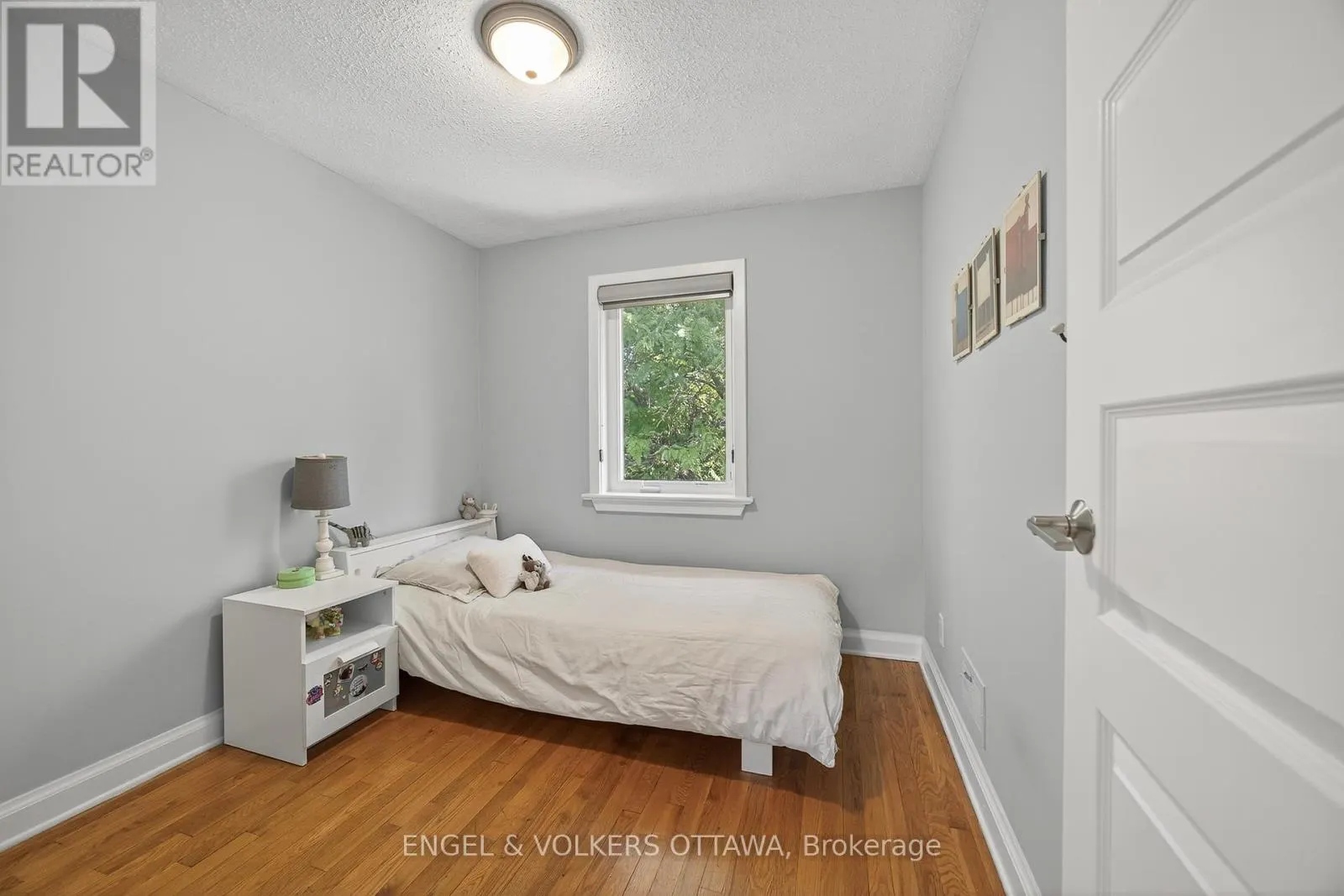 557 ROOSEVELT AVENUE