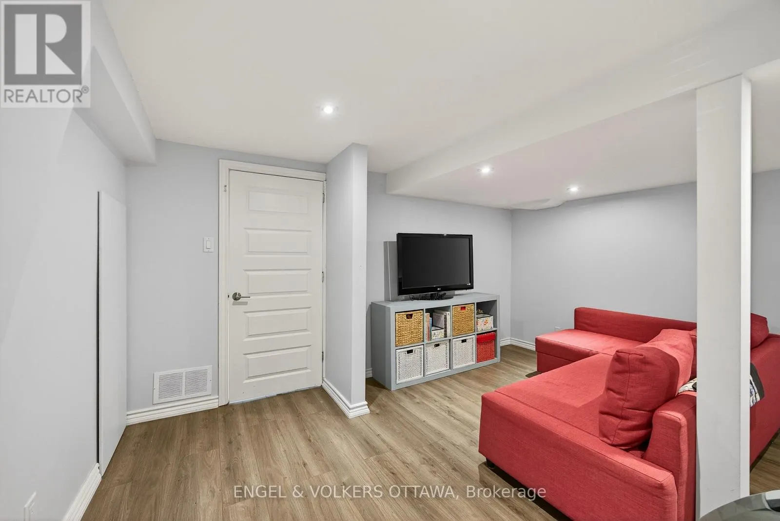 557 ROOSEVELT AVENUE