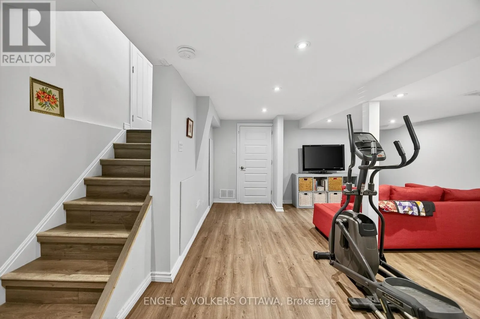 557 ROOSEVELT AVENUE