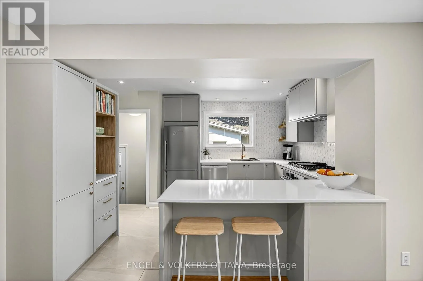 557 ROOSEVELT AVENUE