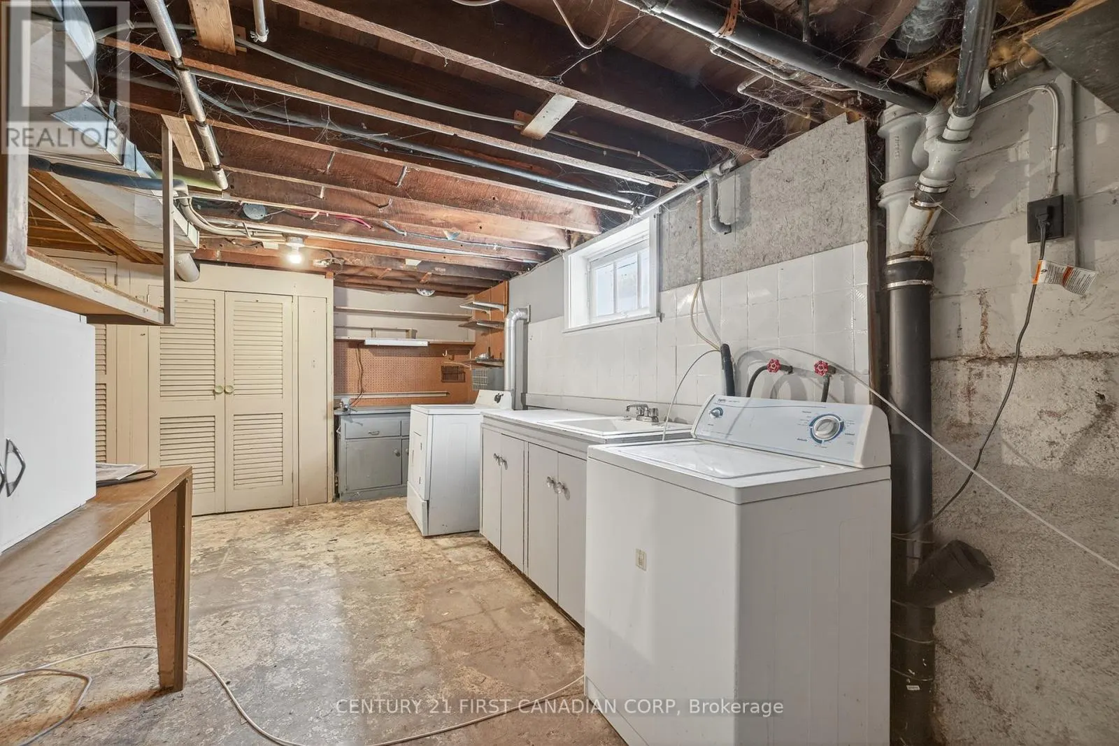 1230 DUNDAS STREET